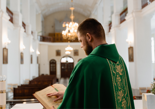 Cadeau à un prêtre : que choisir pour marquer un engagement spirituel ?