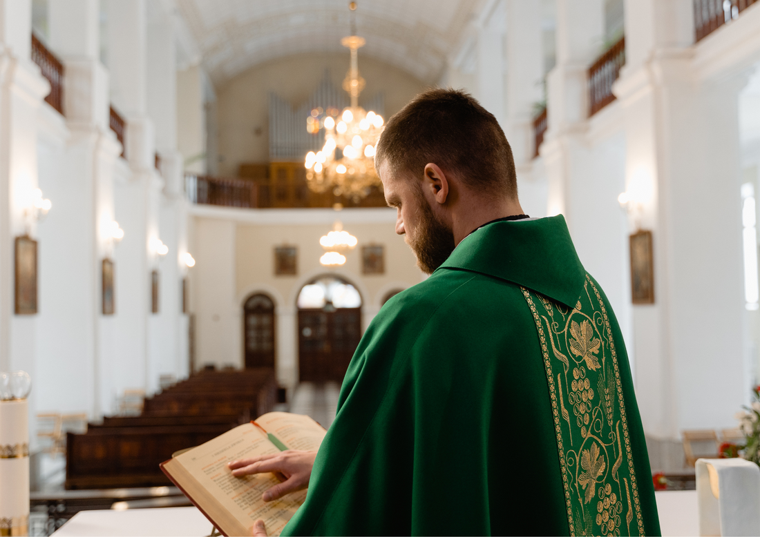 Cadeau à un prêtre : que choisir pour marquer un engagement spirituel ?